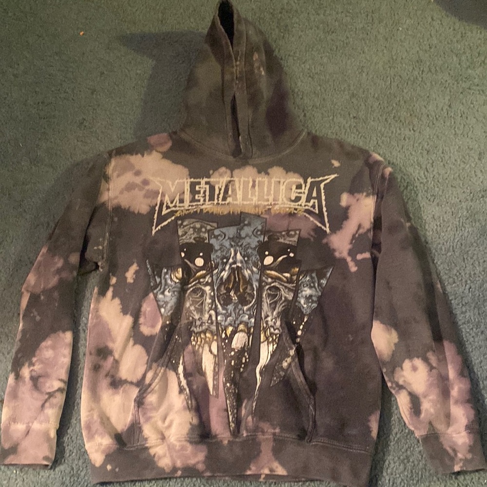 This is a great Pushead illistration from the song " one" .Size M